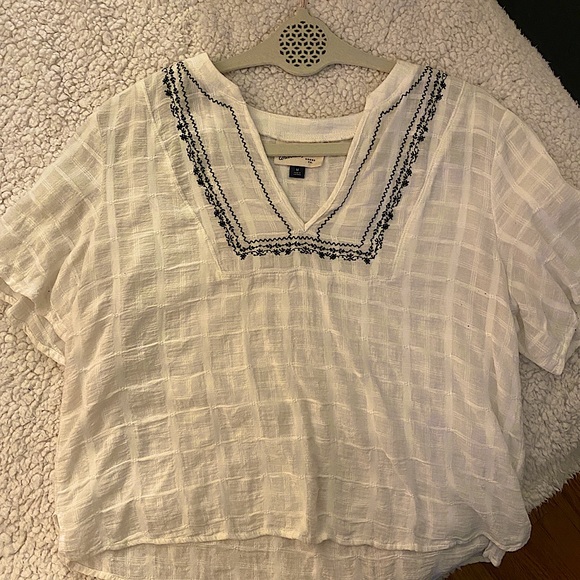 Universal Thread Tops - Universal Thread Flowy White Top 💫